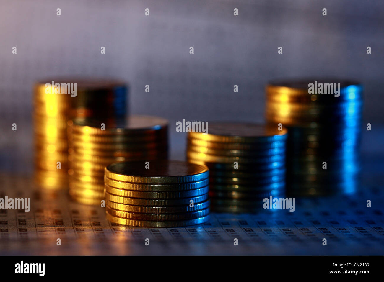 Moneta in oro di denaro con colore opposto a luce Foto Stock