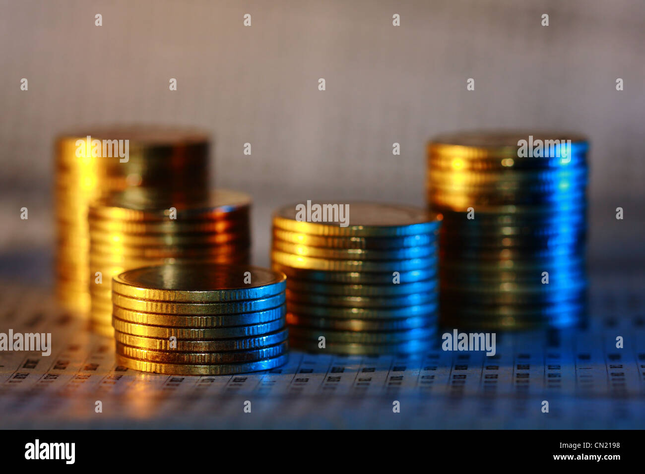 Moneta in oro di denaro con colore opposto a luce Foto Stock
