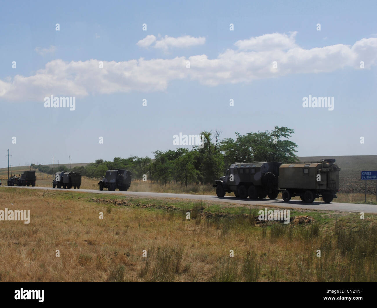 L'Ucraina. Repubblica autonoma di Crimea. Convoglio militare nei pressi di Kerch. Foto Stock