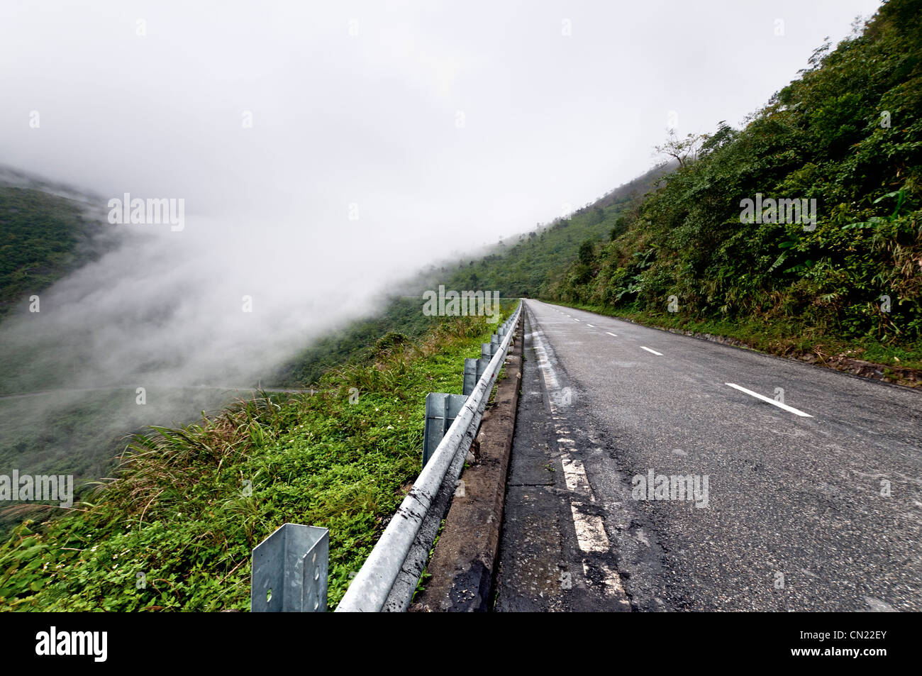 Nuvole roll over Hai Van Pass, Da Nang, Vietnam Foto Stock
