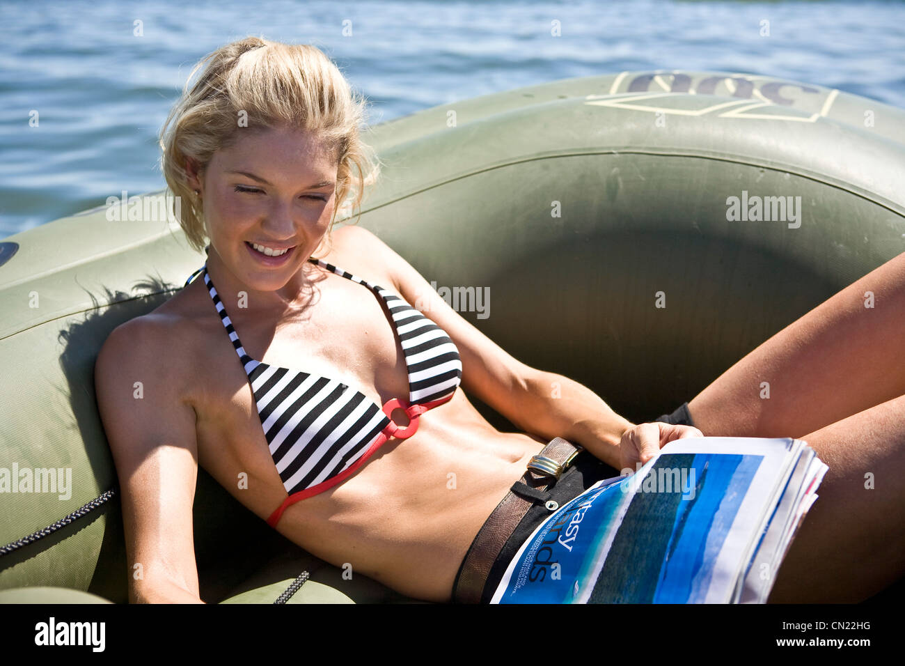 Sorridente ragazza rilassante in gommone Foto Stock