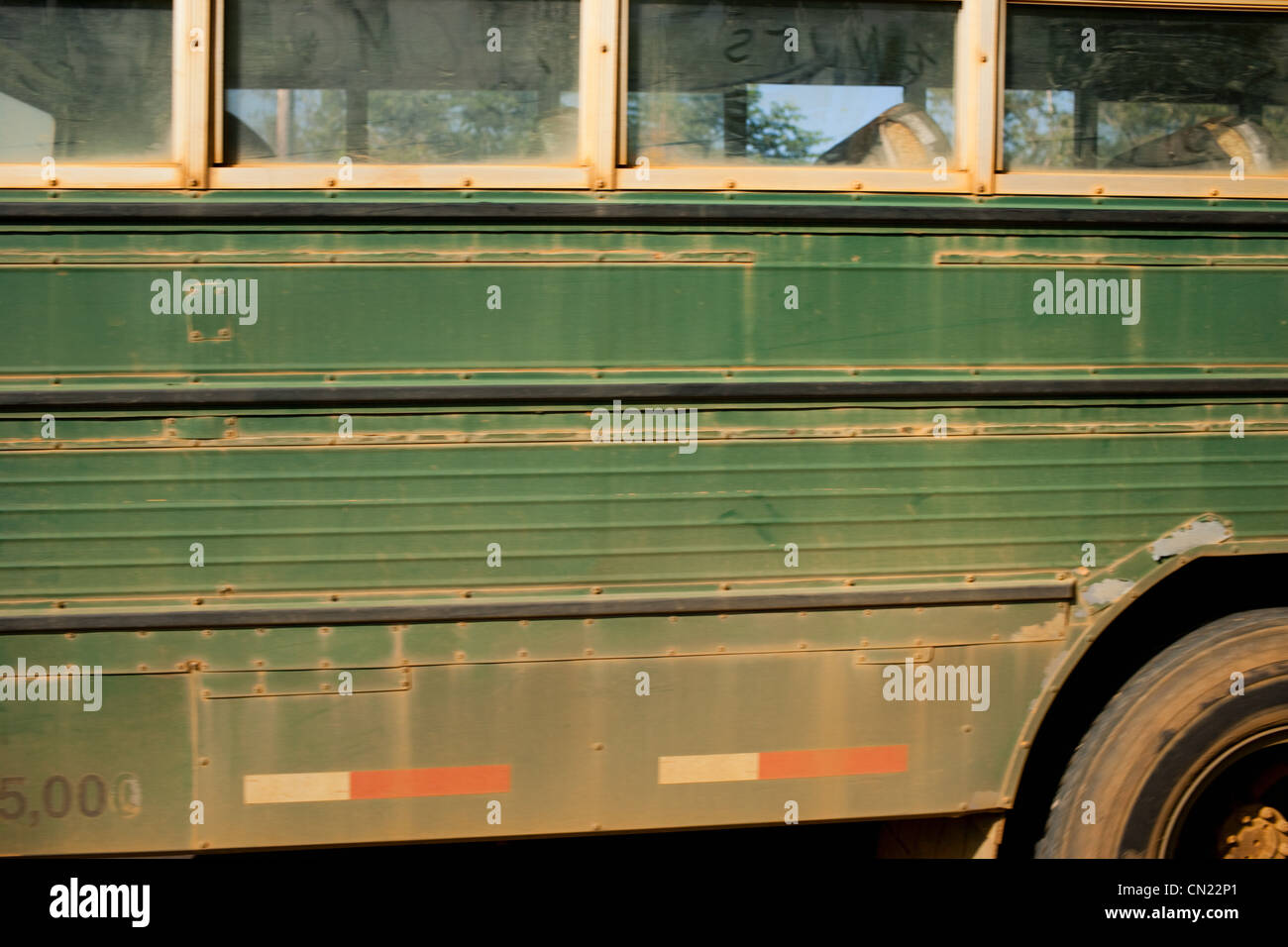 Polveroso bus verde, vista laterale Foto Stock