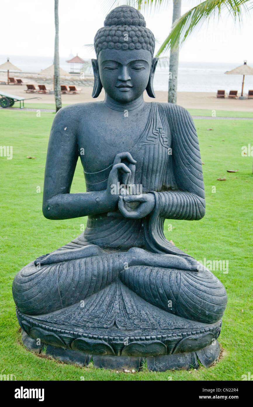 Statua del Buddha sulla spiaggia Bali Indonesia Foto Stock