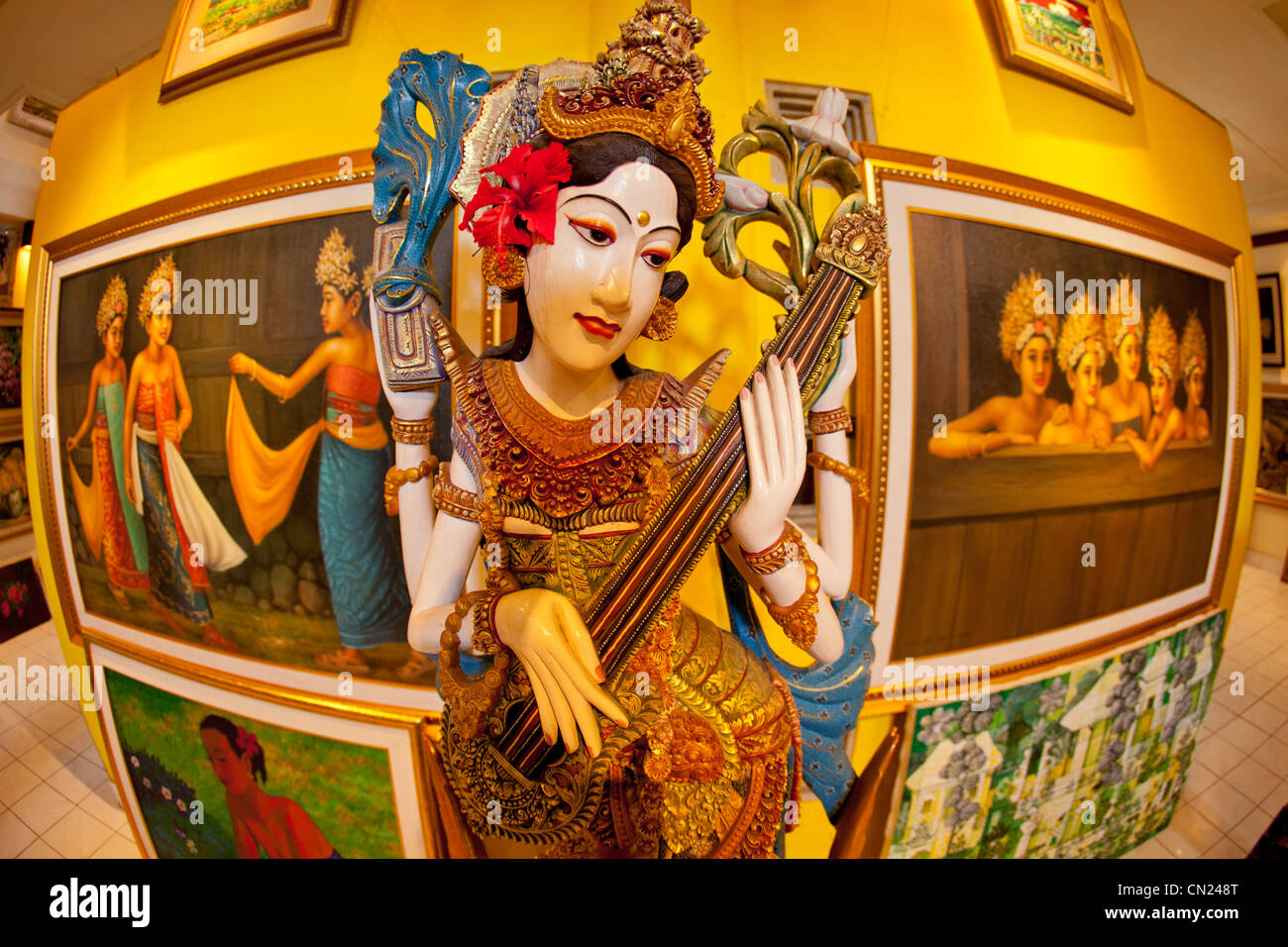 Statua dipinta in una galleria d'arte Bali Indonesia Foto Stock
