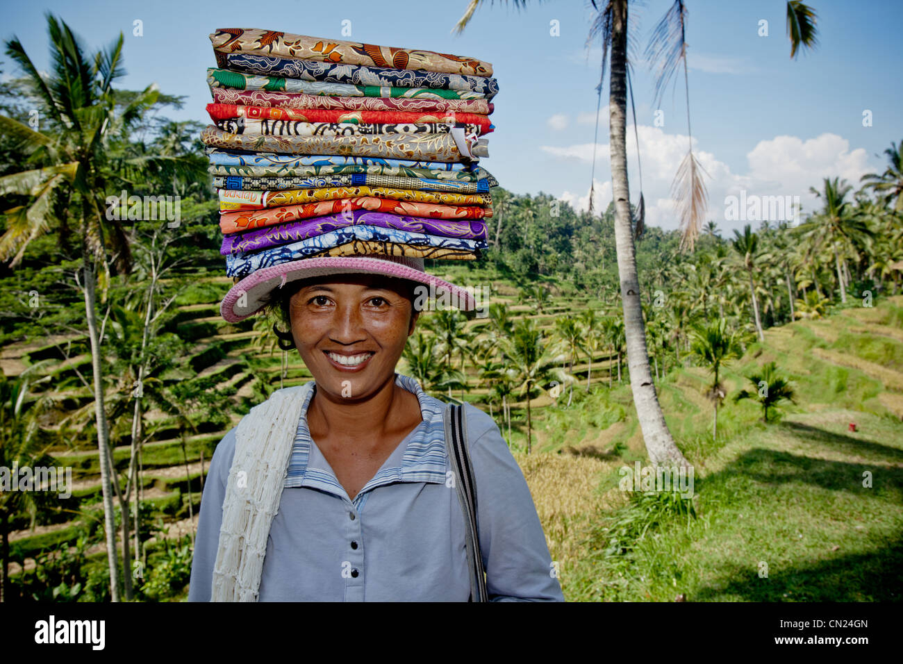 Donna vendita di seta. I campi di riso Bali Indonesia Foto Stock