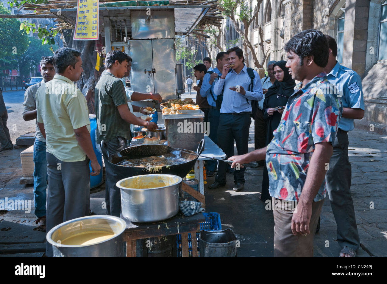 Sul lato della strada snack in stallo Pav bhaji Kala Ghoda Mumbai Bombay in India Foto Stock