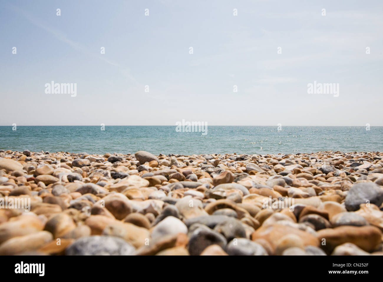 Spiaggia ghiaiosa e seascape Foto Stock