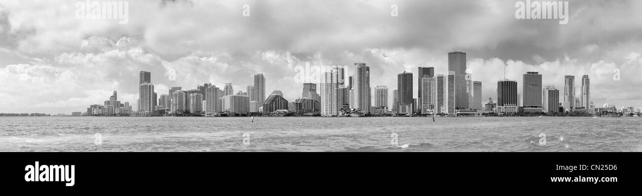 Lo skyline di Miami panorama in bianco e nero nel giorno con urban i grattacieli e cielo nuvoloso sopra il livello del mare Foto Stock