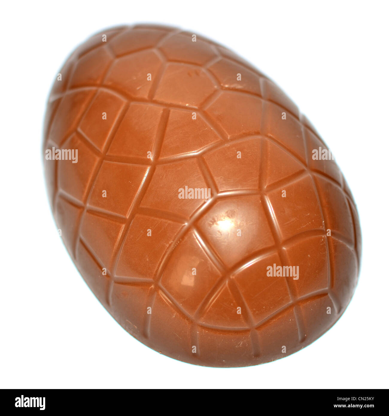 Il cioccolato uovo di pasqua per metà su sfondo bianco Foto Stock