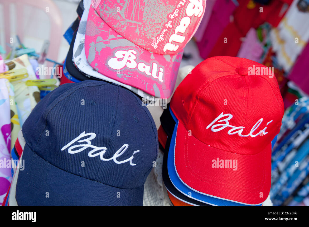 Cappelli a un negozio turistiche Bali Indonesia Foto Stock