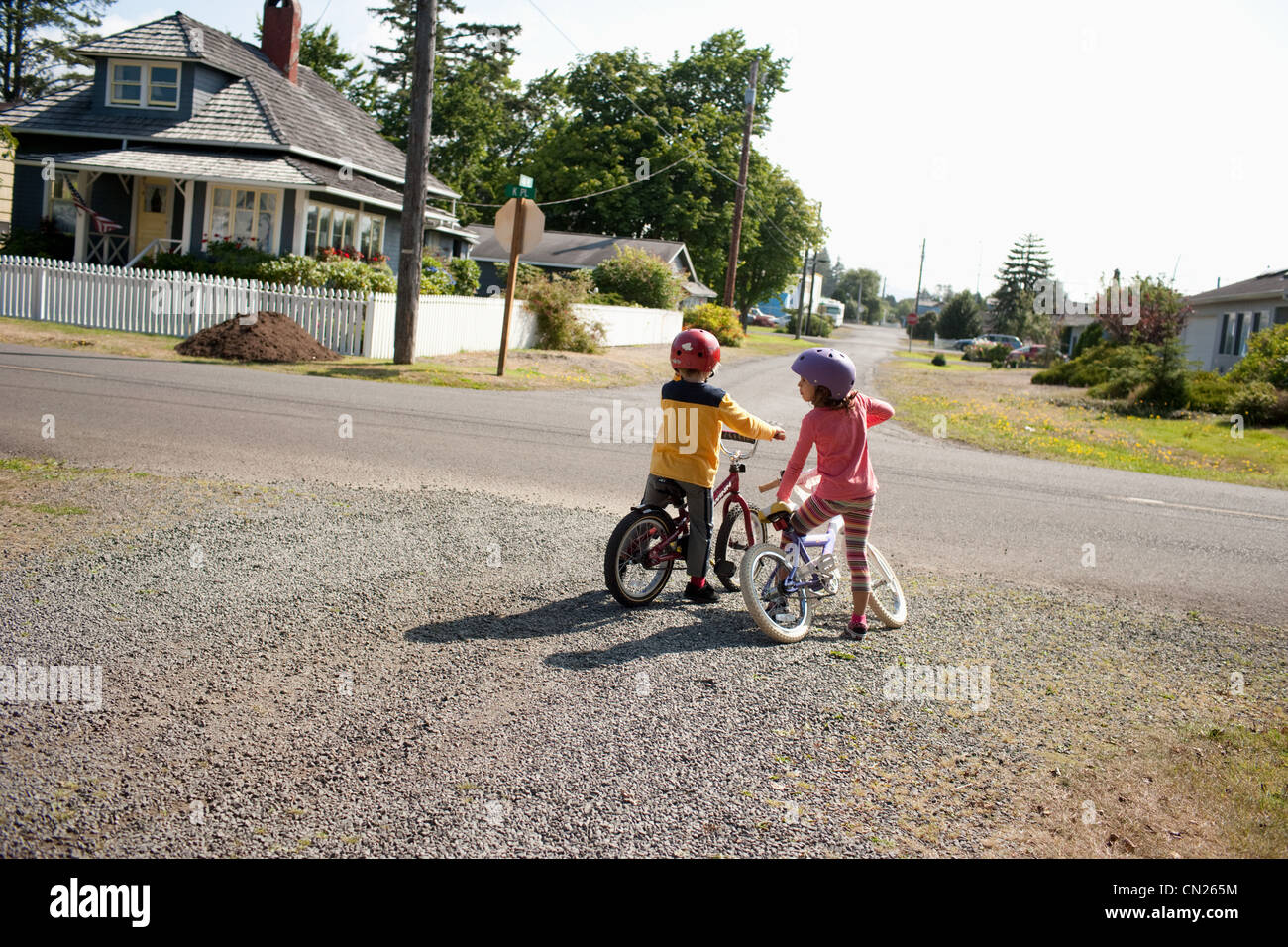 Fratello e Sorella sulle biciclette nelle vicinanze Foto Stock