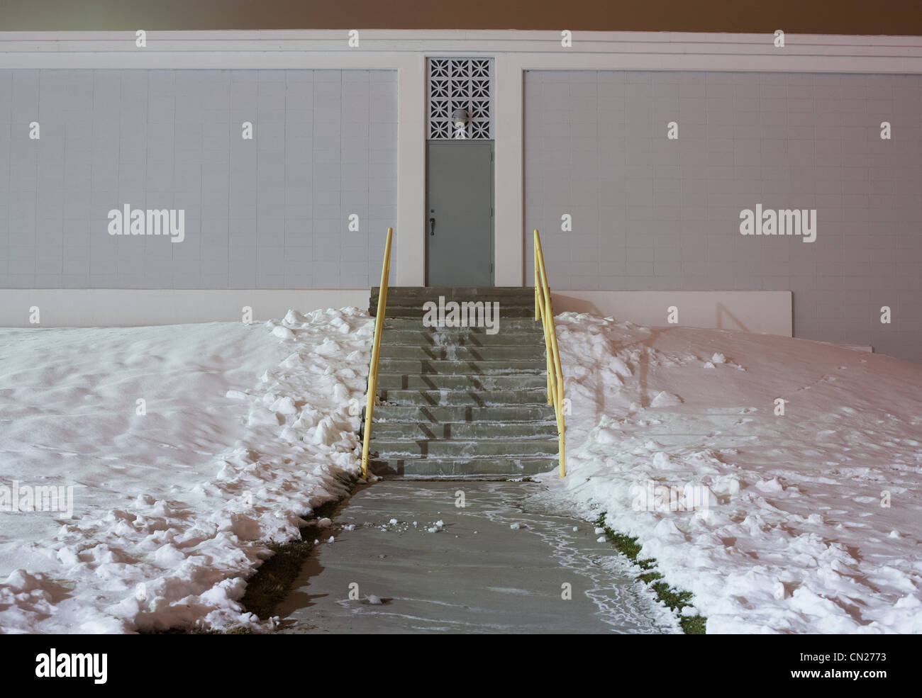 Passaggi e esterno dell'edificio nella neve Foto Stock