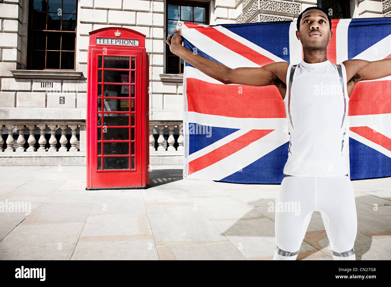 Olympic concorrente con Union Jack rosso e la casella telefono in background Foto Stock