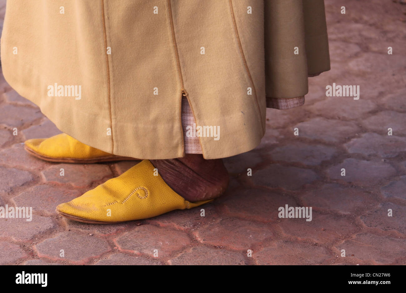 Uomo marocchino che indossano il tradizionale applique Pantofole Foto Stock