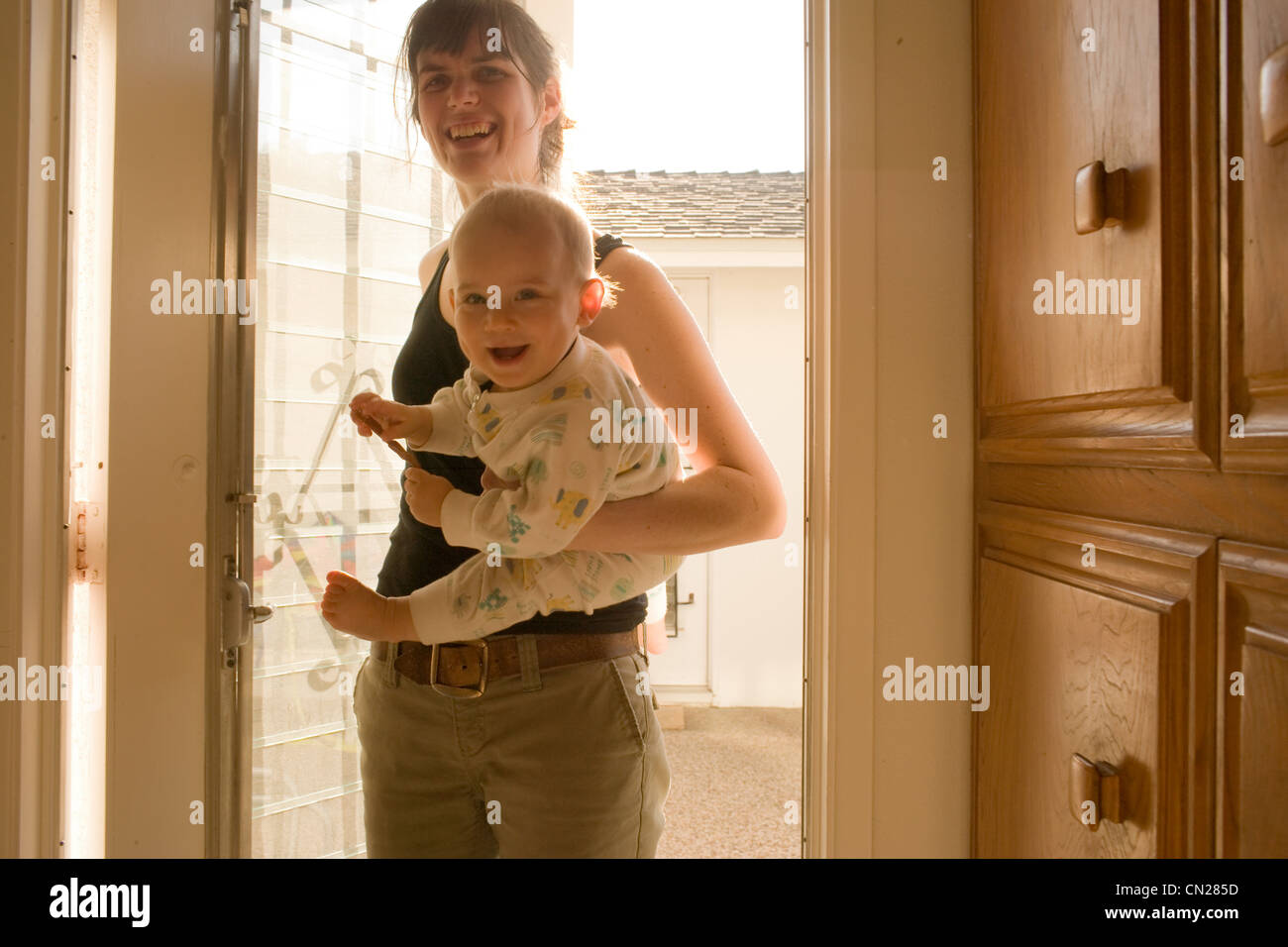 Azienda madre figlio toddler in porta Foto Stock