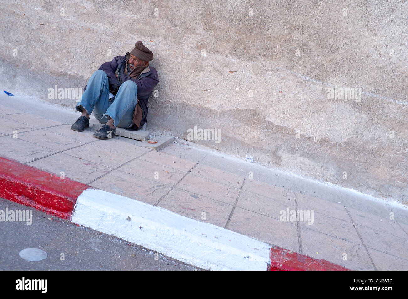 Salé marocchino uomo seduto in strada chiedendo l elemosina, a nord-ovest del Marocco, Africa Foto Stock