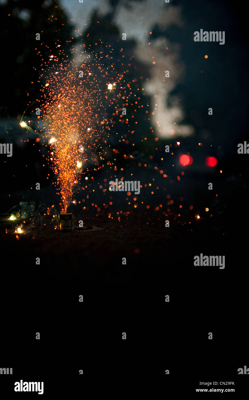 Fuochi d'artificio esplodere di notte Foto Stock