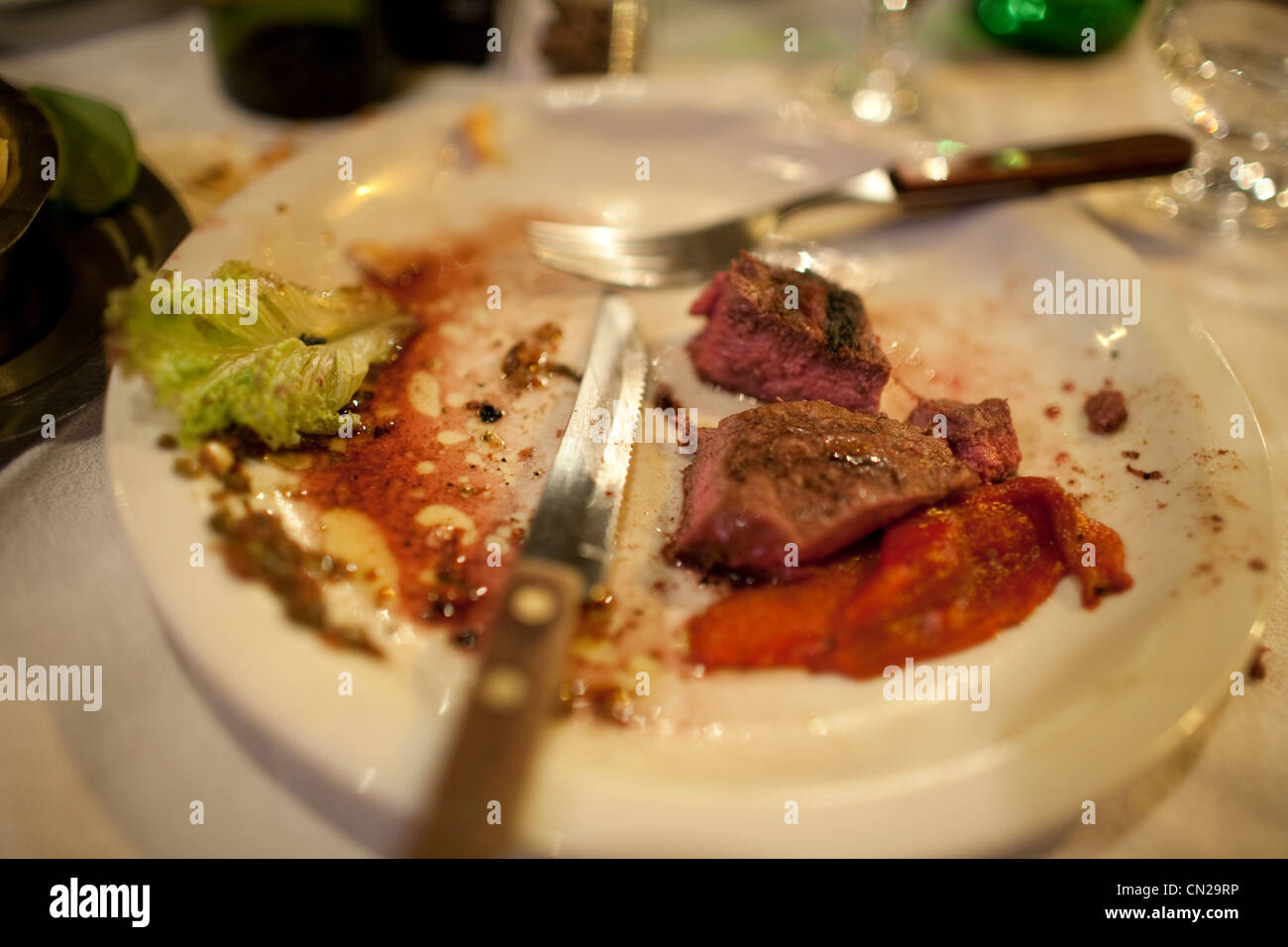 Metà pasto consumato sulla piastra Foto Stock