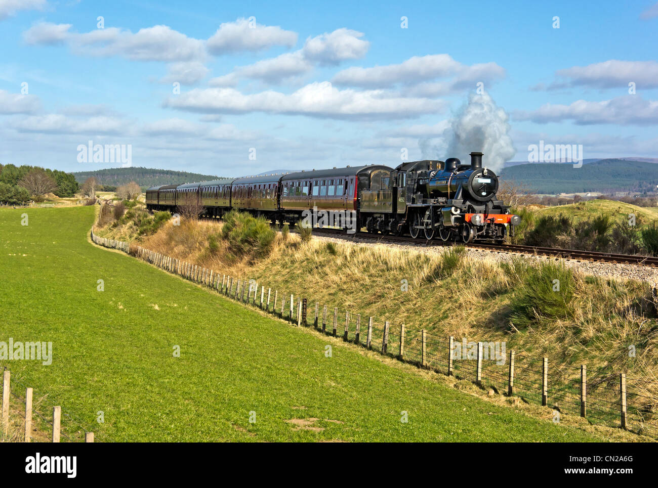 Treno a vapore diretto da 46512 E.W. Cooper Engineer Strathspey Steam Railway tra Broomhill e Boat of Garten in Scozia Foto Stock
