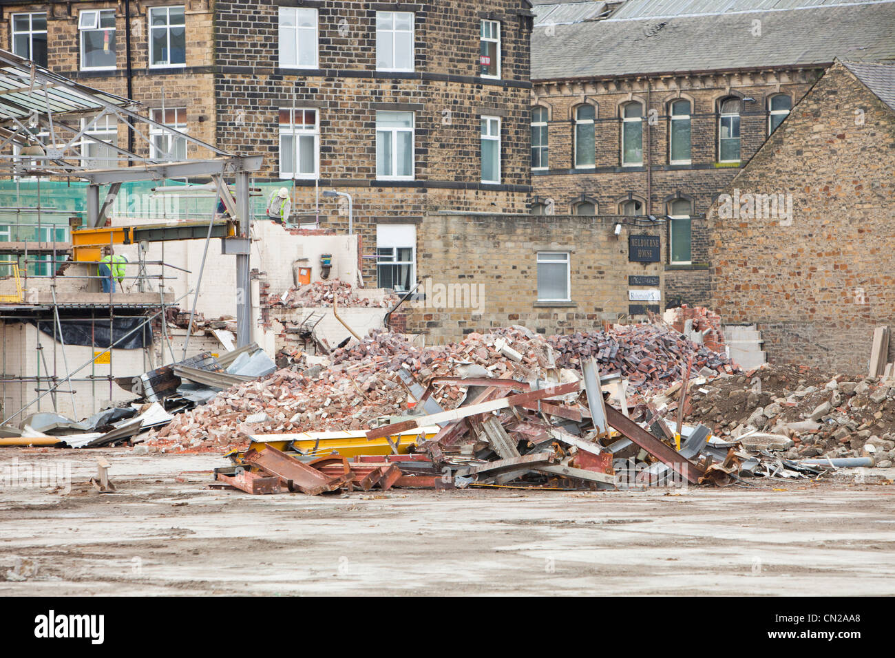 Demolizione di un vecchio edificio del mulino avendo luogo a Keighley, West Yorkshire, Regno Unito. Foto Stock