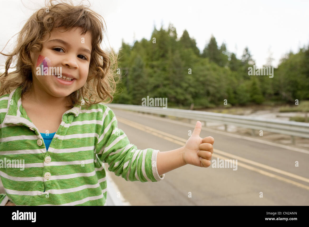 Giovane ragazza fingendo di autostop Foto Stock