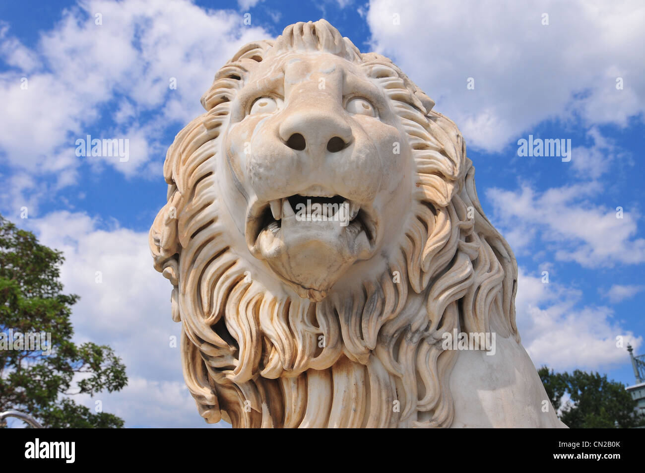 Medici Lion al Vorontsov Palace o il Alupka Palace è un palazzo storico situato ai piedi delle montagne di Crimea. Foto Stock