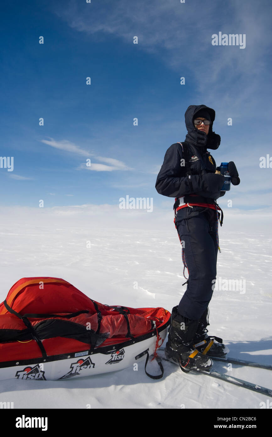 Explorer prendendo pausa inland Arctic icecap, Groenlandia - MR Foto Stock