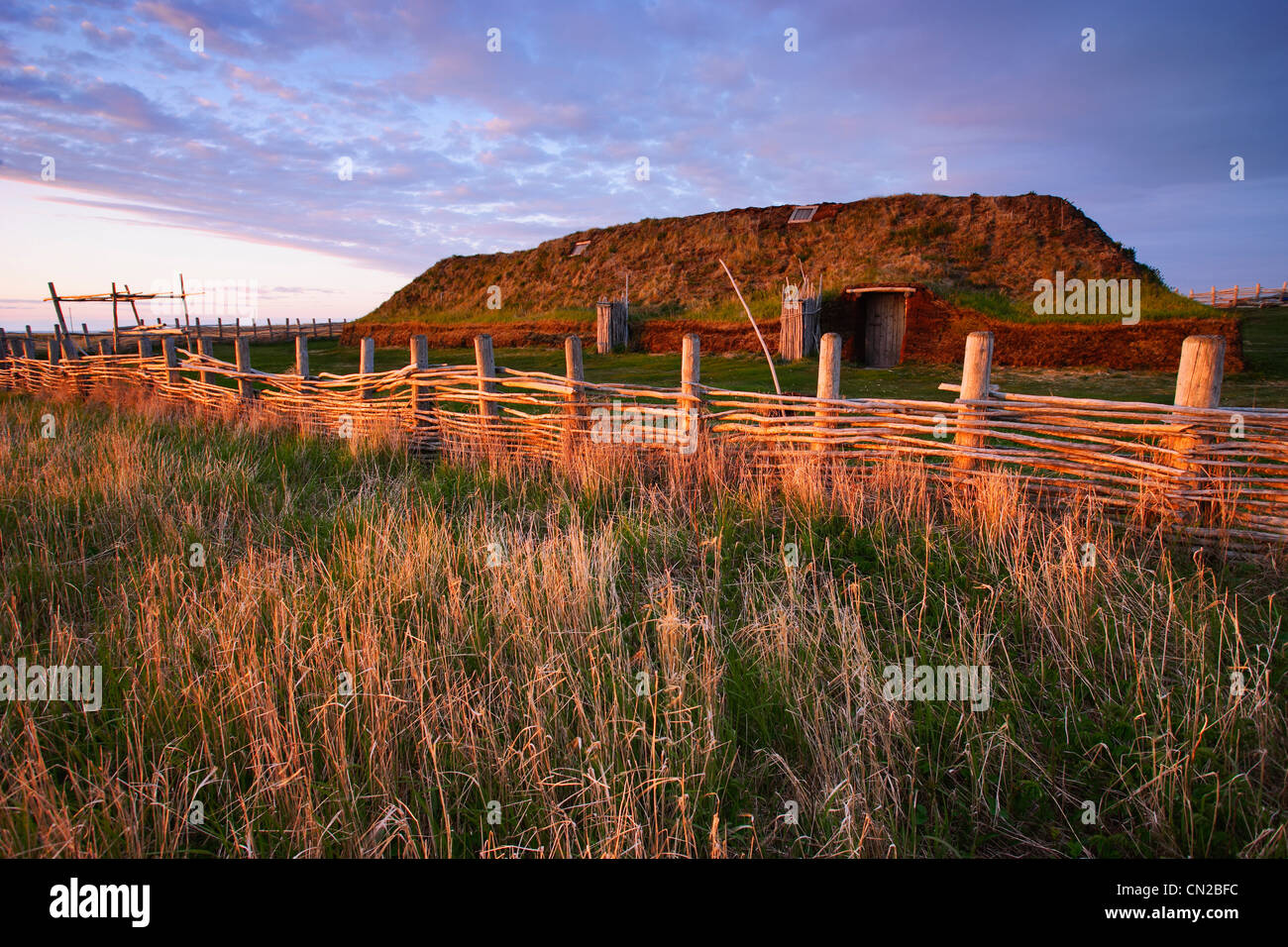Vista dei norreni edifici, l'Anse aux Meadows, National Historic Site, St-Lunaire-Griquetin, Terranova Foto Stock