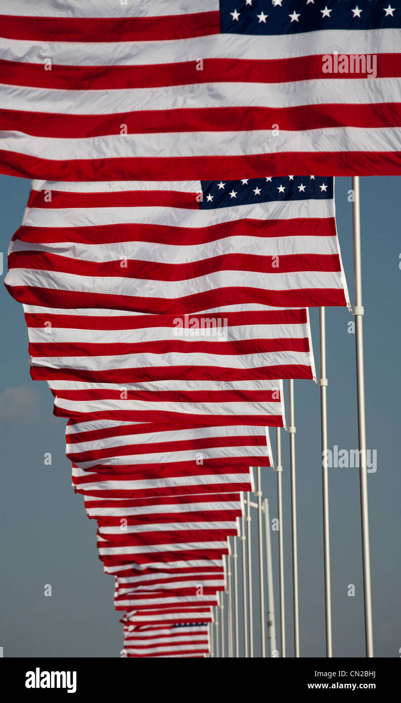 Bandierine americane visualizzati per onorare i veterani militari nelle zone rurali Iowa Foto Stock