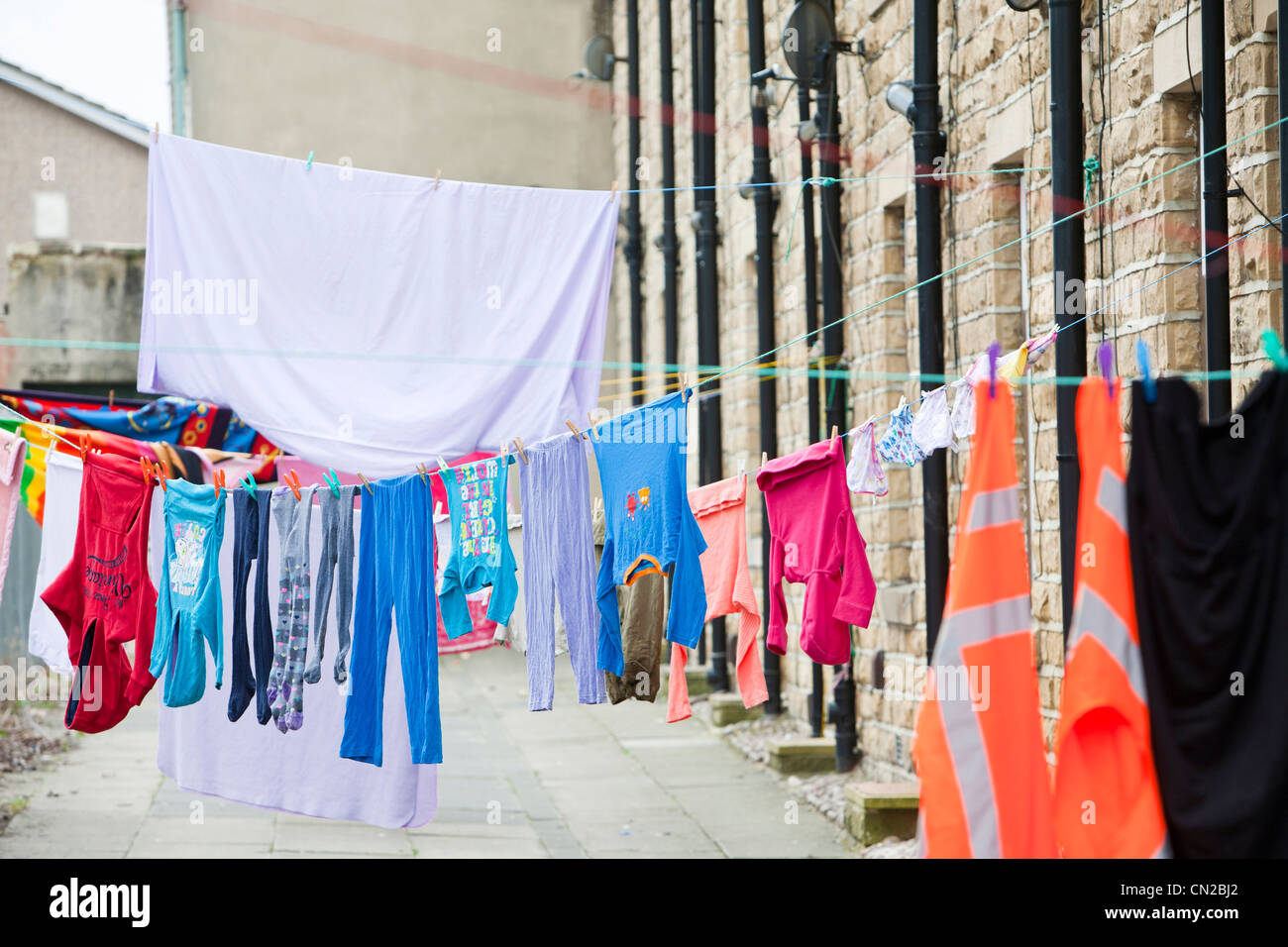 I vestiti su una linea di lavaggio al di fuori di una casa asiatici a Keighley, West Yorkshire, Regno Unito. Foto Stock