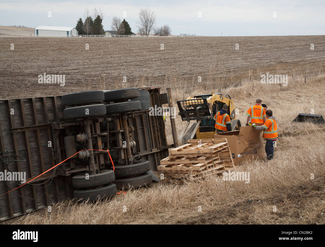 Malcolm, Iowa - Recupero dei lavoratori ripulire un relitto del carrello lungo la Interstate 80. Foto Stock