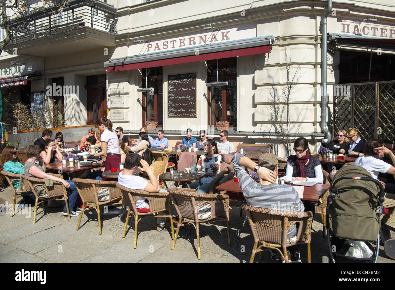 Pavement Cafe nel quartiere Prenzlauer Berg di Berlino Germania Foto Stock