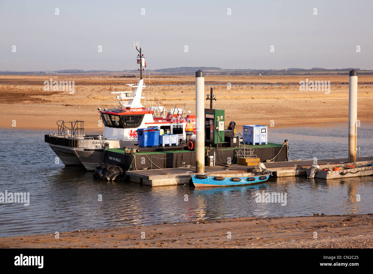 Barche di ri-follatura a Wells-Next-The-Sea jetty, North Norfolk. Foto Stock