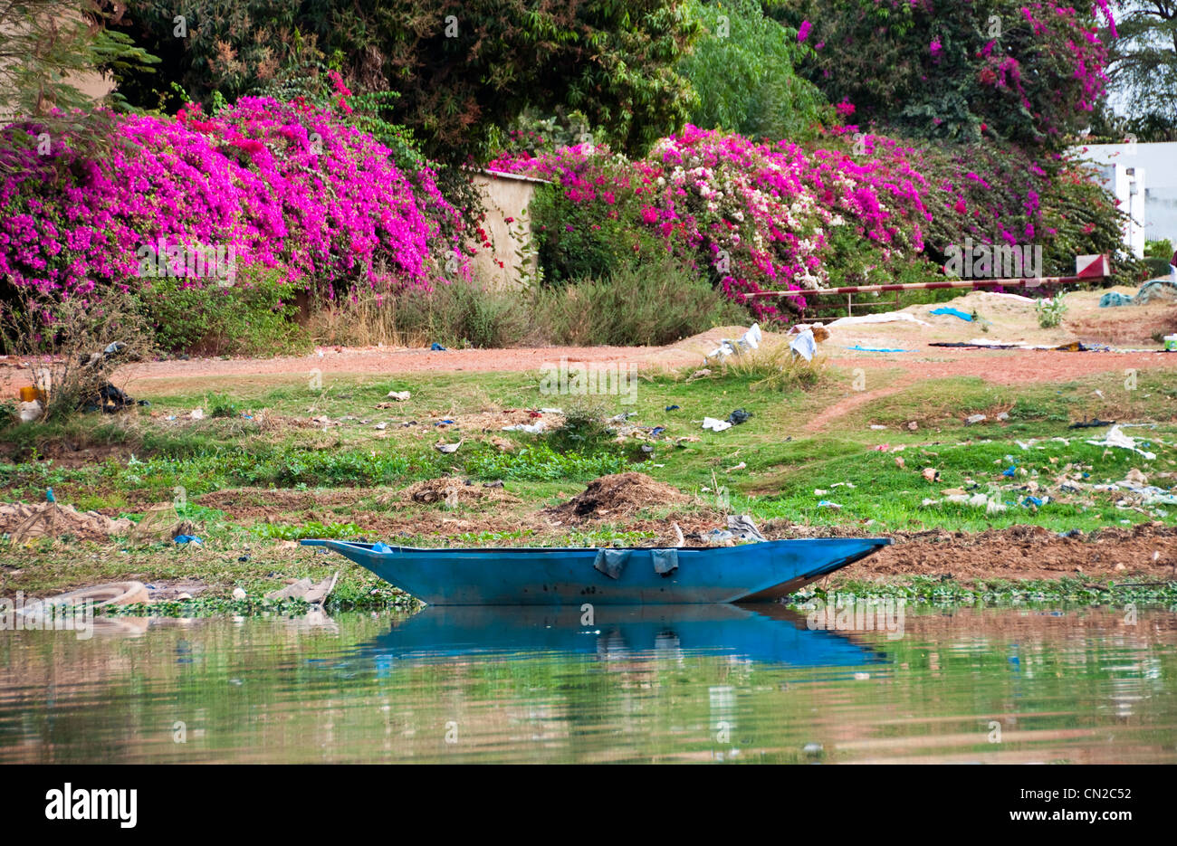 Una piroga blu sulle rive del fiume Niger a Bamako Foto Stock