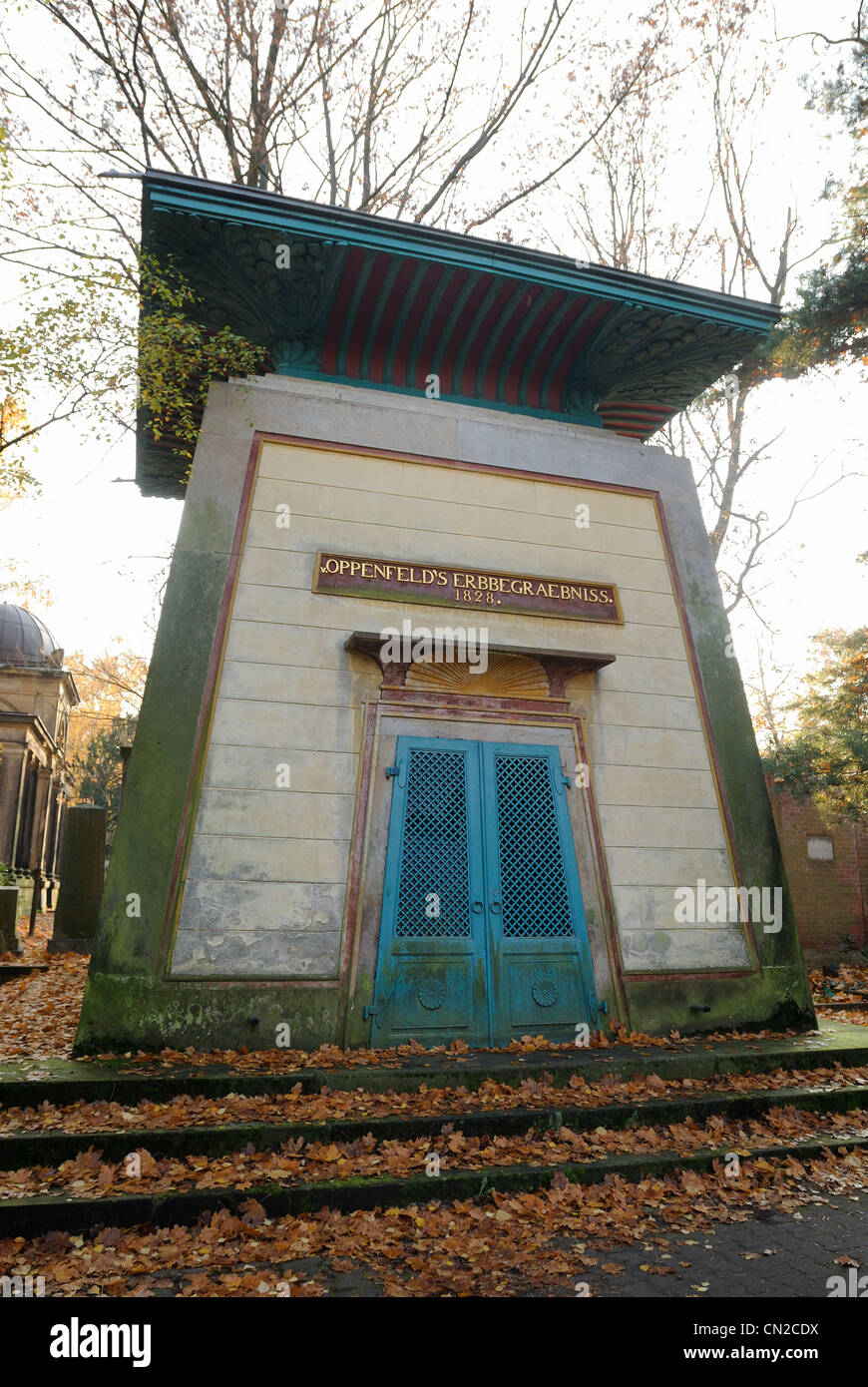 Tomba di famiglia della famiglia Oppenfeld, egizio-mausoleo di stile, 1828, storico Dreifaltigkeitsfriedhof II, Berlino, Germania, Europa Foto Stock
