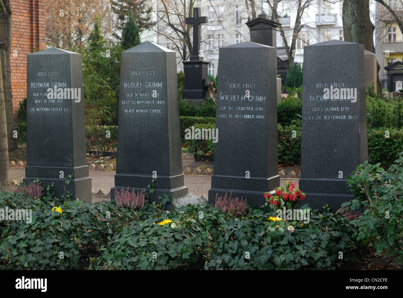 Tombe dei fratelli Grimm sull'Alter San Matthaeus-Kirchhof nel cimitero Berlin-Schoeneberg, Berlino, Germania, Europa Foto Stock