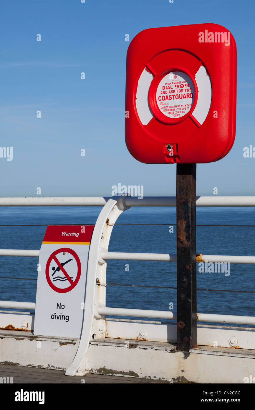 Lifebelt e dettaglio, Cromer Pier,North Norfolk, Inghilterra. Foto Stock