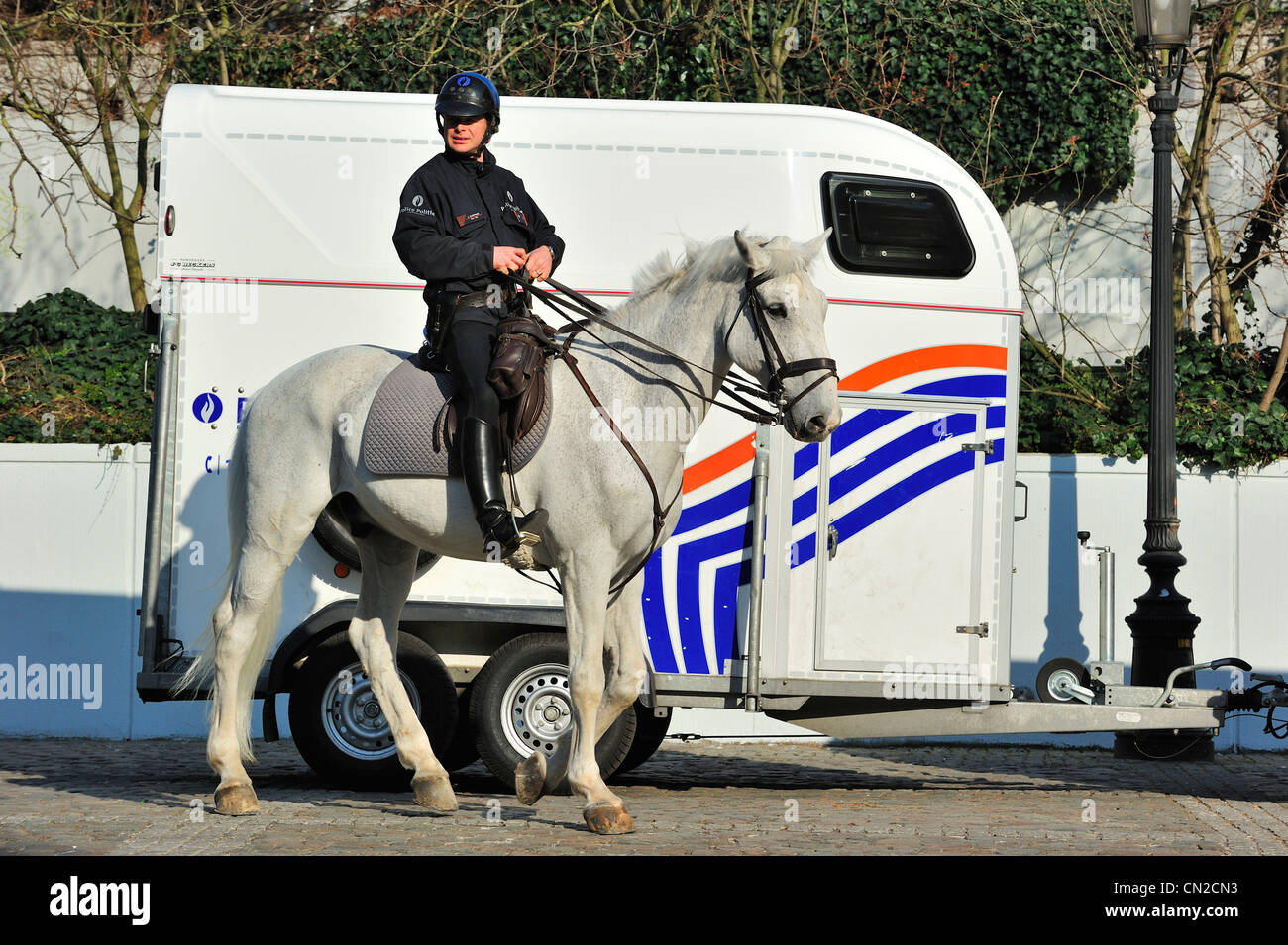 Belga di polizia montata e cavallo rimorchio a Bruxelles pronta per il pattugliamento delle città, Belgio Foto Stock