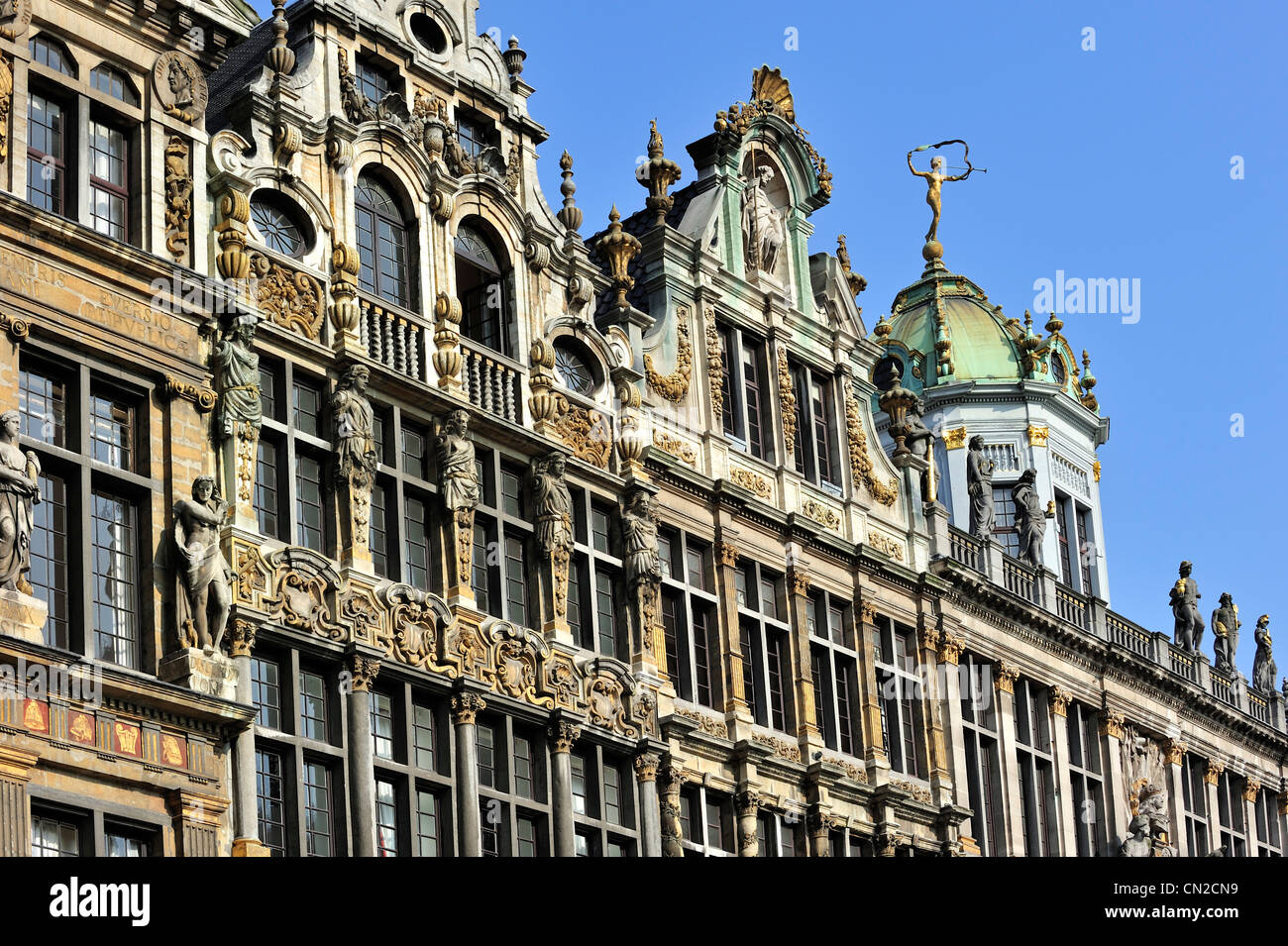 Facciate decorate con ornamenti di pietra del borgo medievale di guildhalls sulla Grand Place / Grote Markt a Bruxelles, in Belgio Foto Stock