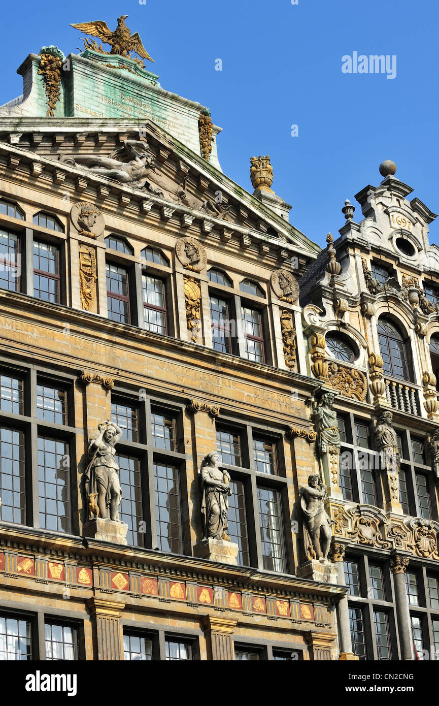 Facciate decorate con ornamenti di pietra del borgo medievale di guildhalls sulla Grand Place / Grote Markt a Bruxelles, in Belgio Foto Stock
