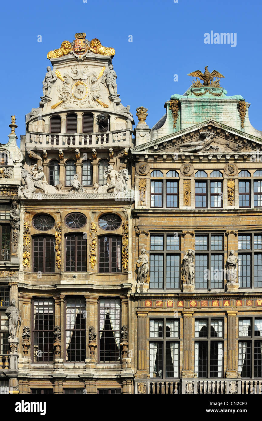 Facciate decorate con ornamenti di pietra del borgo medievale di guildhalls sulla Grand Place / Grote Markt a Bruxelles, in Belgio Foto Stock
