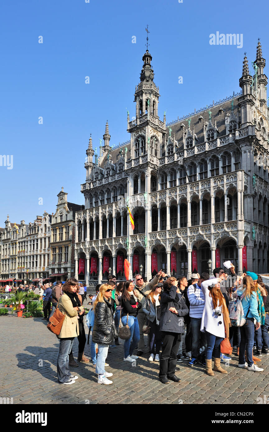 Maison du Roi / Broodhuis e turisti guardando le facciate del guildhalls medievale, Grand Place / Grote Markt, Bruxelles, Belgio Foto Stock