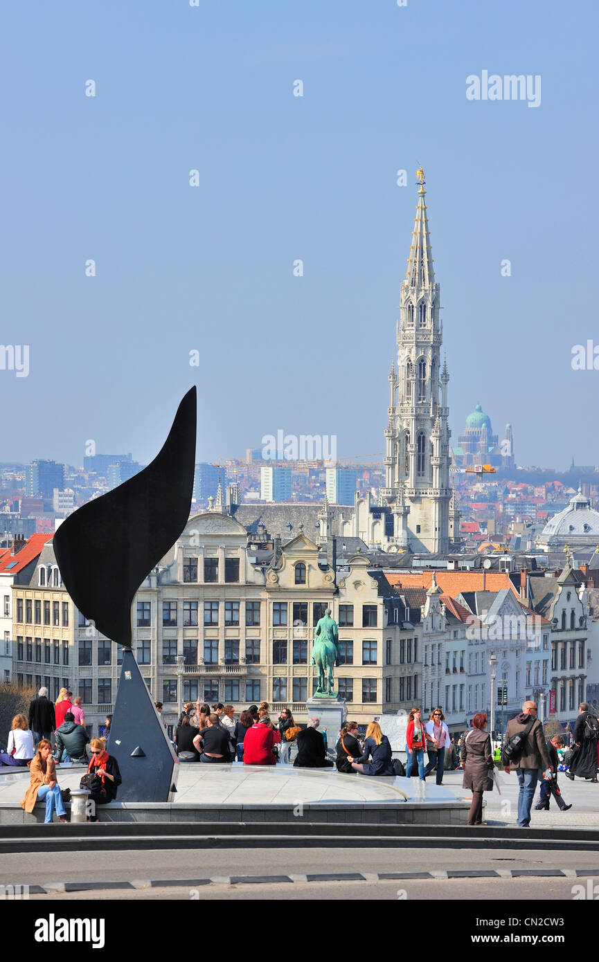Vista su Bruxelles Town Hall e alla Basilica di Koekelberg dal Kunstberg / Mont des Arts, Belgio Foto Stock