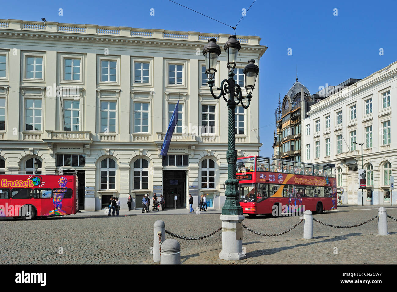 Double Decker bus presso il Musée Museo Magritte / MMM a Place Royale / Royal Square / Koningsplein a Bruxelles, in Belgio Foto Stock