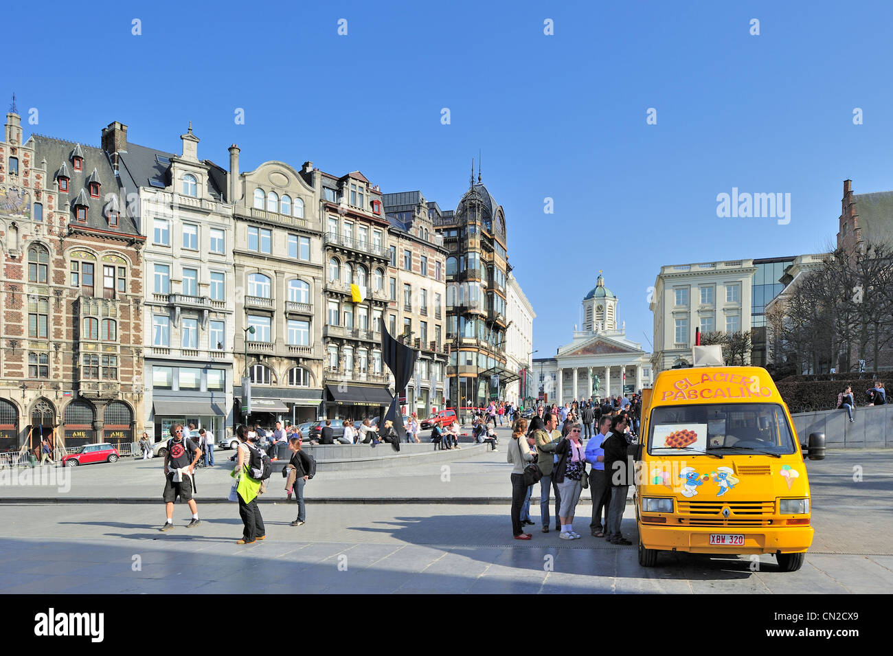 I turisti acquistare gelato dal gelato van al Hofberg / Coudenberg square a Bruxelles, in Belgio Foto Stock