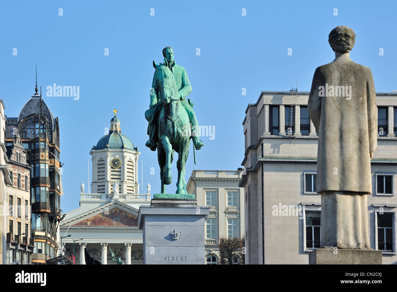 Statua equestre di re Alberto I a Kunstberg / Mont des Arts e museo Old England a Coudenberg a Bruxelles, in Belgio Foto Stock