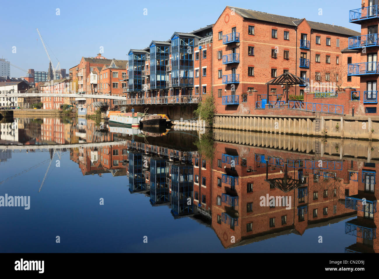 Vista del Centenario ponte sul fiume Aire con nuovo lungomare appartamenti residenziali su Albany Wharf. Le chiamate Leeds Yorkshire England Regno Unito Foto Stock