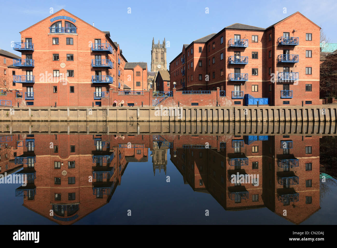 Nuovo lungomare appartamenti residenziali su risviluppata Albany Wharf accanto al fiume Aire. Le chiamate, Leeds, Yorkshire, Inghilterra, Regno Unito, Gran Bretagna Foto Stock