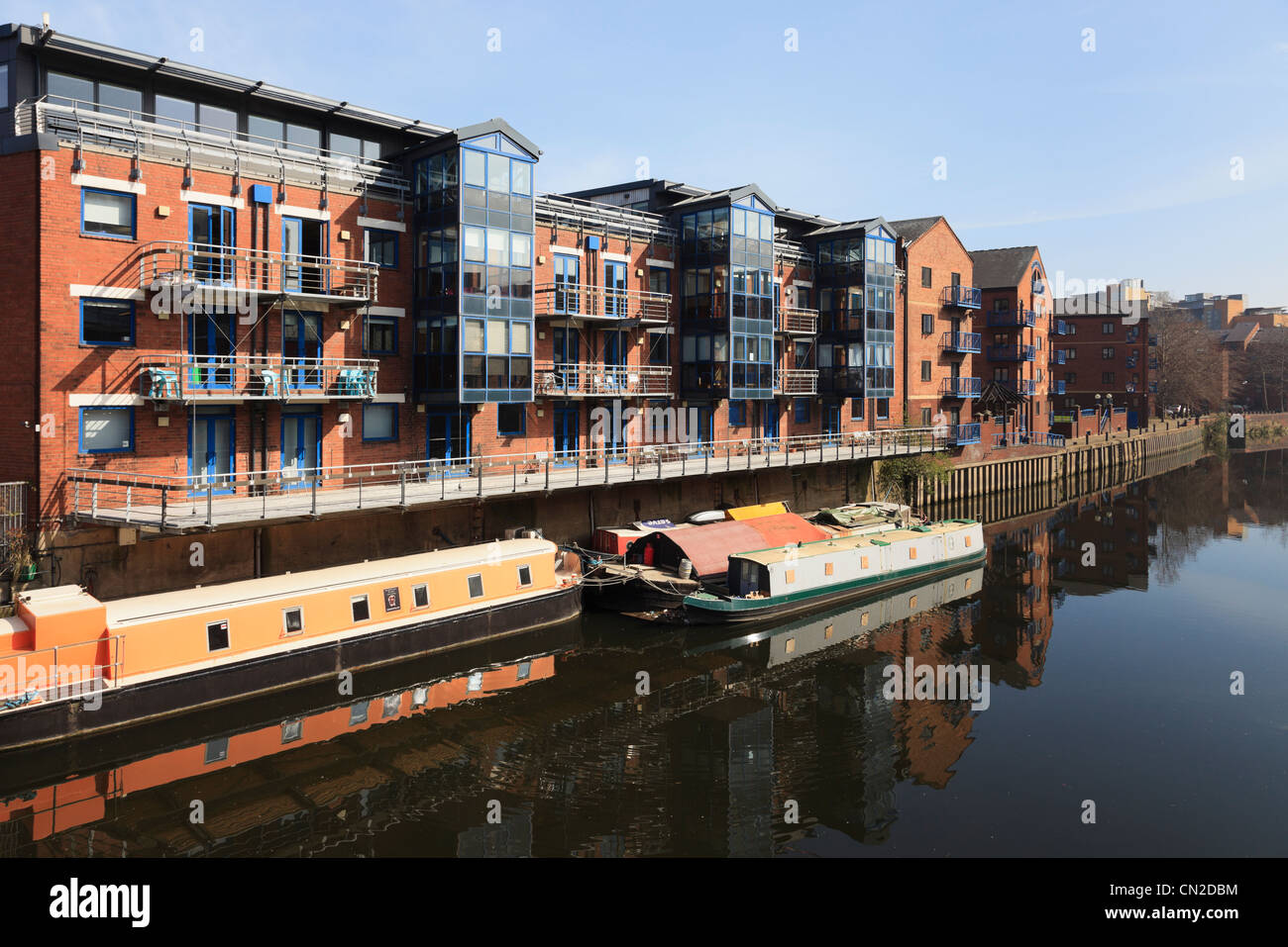 Nuovo lungomare appartamenti ristrutturati su Albany Wharf accanto al fiume Aire. Le chiamate, Leeds, Yorkshire, Inghilterra, Regno Unito, Gran Bretagna Foto Stock
