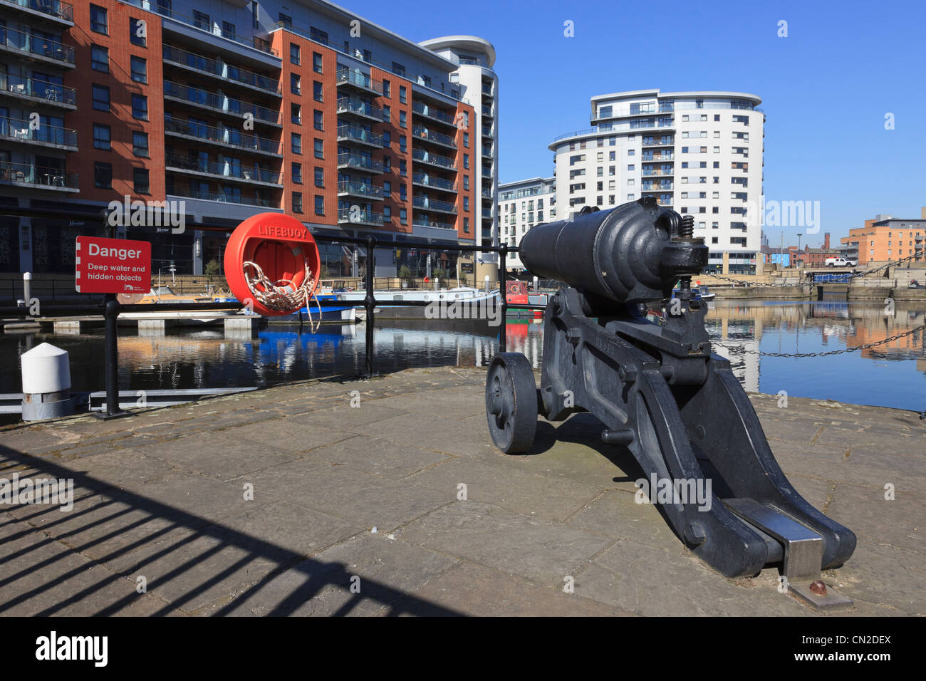 Clarence Dock, Leeds, West Yorkshire, Inghilterra, Regno Unito. Old Royal Armouries cannon sul pontile Foto Stock
